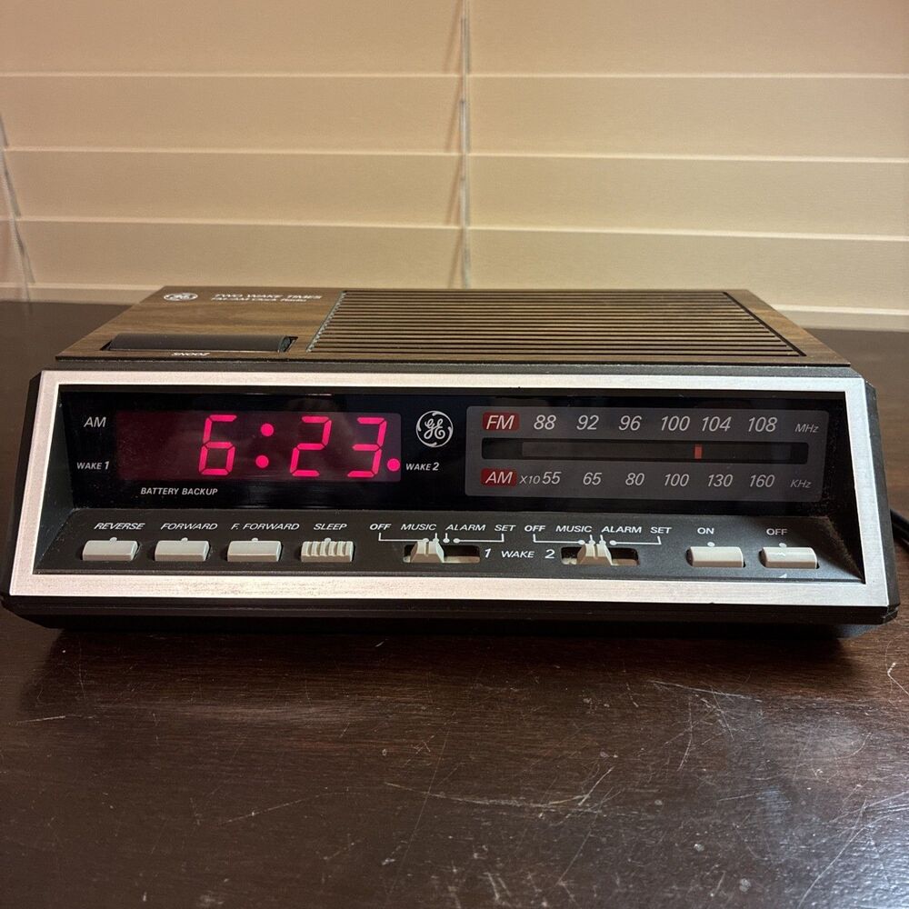 Vintage GE 7-4616A AM/FM Digital Clock Radio MCM Wood Grain Clock Working